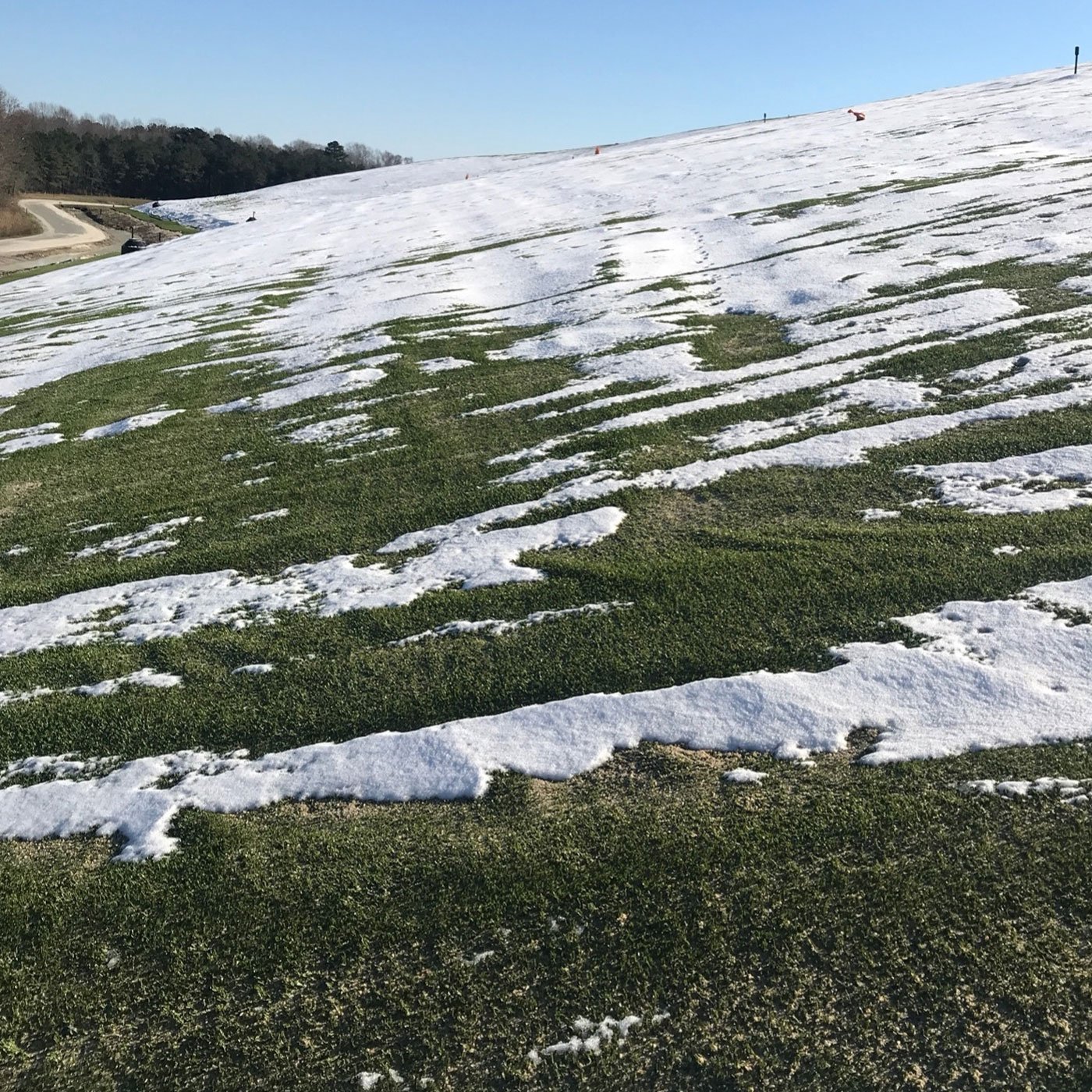 Schneefall auf der Accomack-Deponie im Jahr 2017. ClosureTurf hält den härtesten Bedingungen stand.