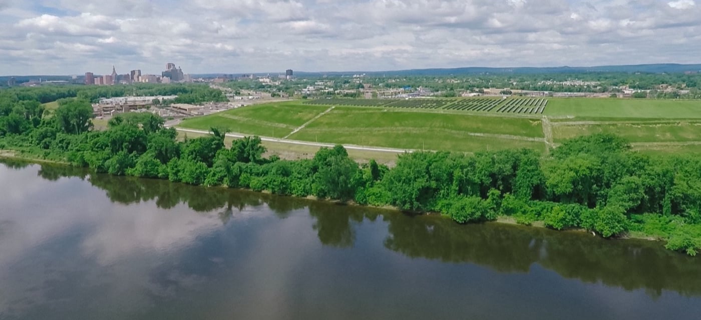 ClosureTurf® eliminiert die Auswirkungen der Hangerosion auf die umliegende Gemeinde und sorgt gleichzeitig für einen deutlich saubereren Wasserabfluss, wodurch das Verschmutzungspotenzial des Connecticut River verringert wird.